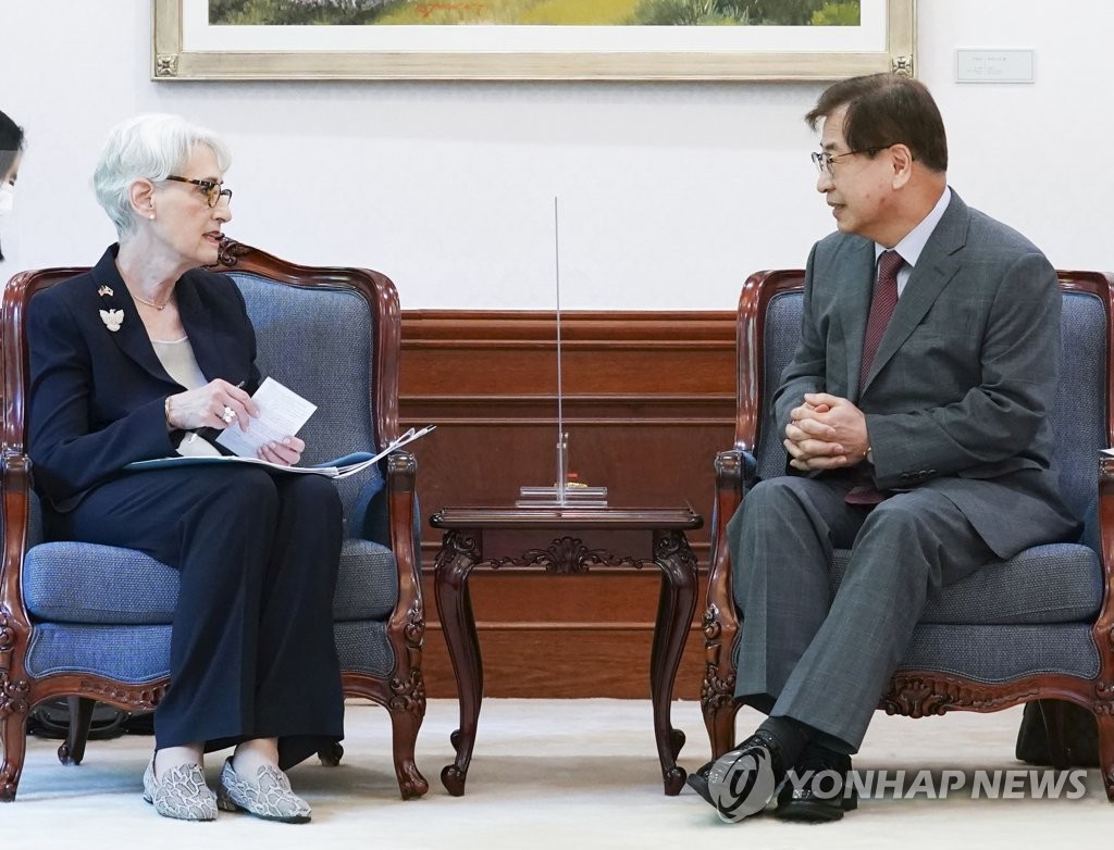 Suh Hoon (R), director of national security at Cheong Wa Dae, holds talks with U.S. Deputy Secretary of State Wendy Sherman at the presidential office in Seoul on July 22, 2021, in this photo provided by the office. (PHOTO NOT FOR SALE) (Yonhap)