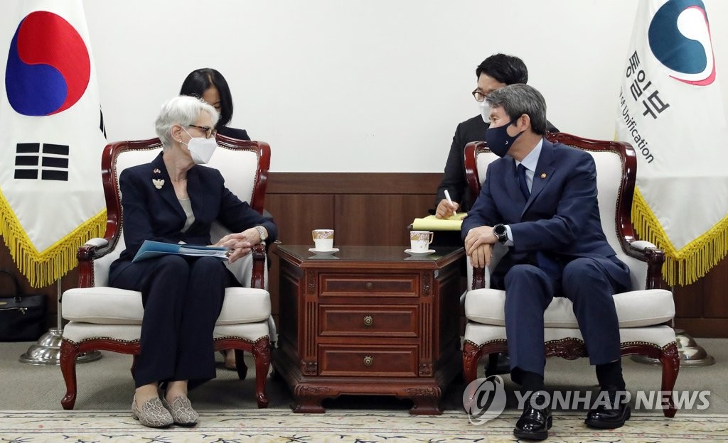 Unification Minister Lee In-young (R) and U.S. Deputy Secretary of State Wendy Sherman speak during a meeting in Seoul on July 22, 2021, in this photo provided by the former's office. (PHOTO NOT FOR SALE) (Yonhap)