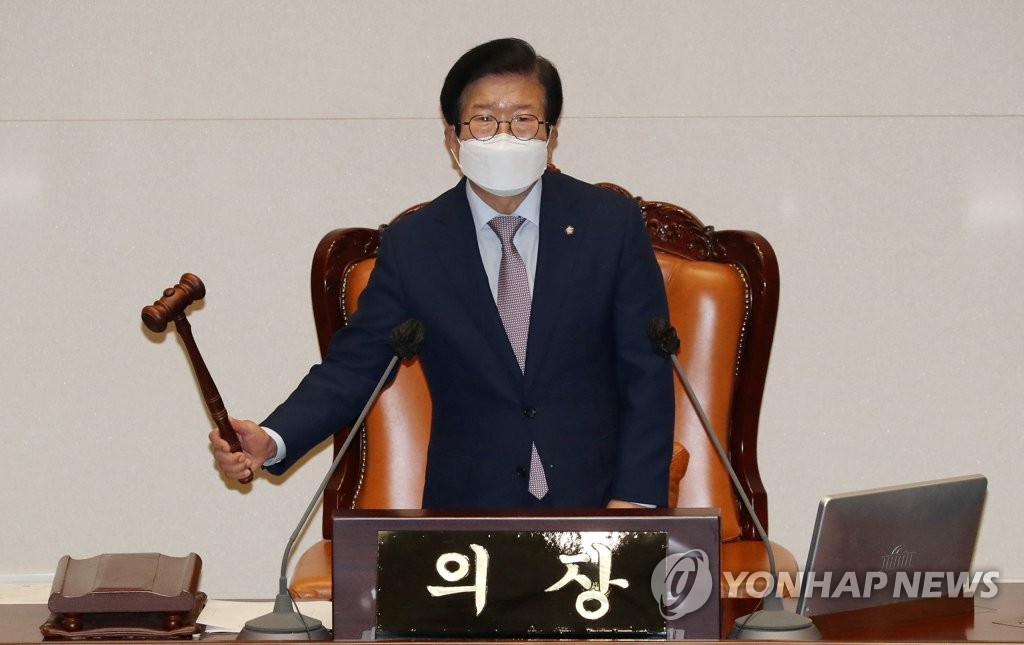 본회의 개의 의사봉 두드리는 박병석 국회의장