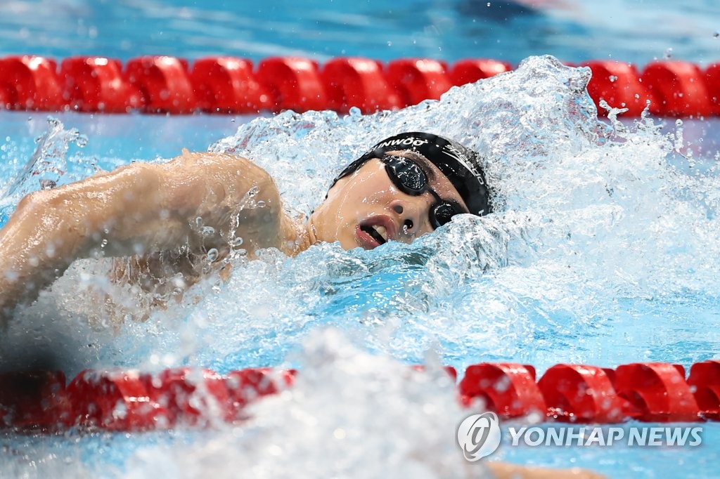 Hwang Sun-woo of South Korea competes in the men's 200m freestyle swimming final at the Tokyo Olympics at Tokyo Aquatics Centre in Tokyo on July 27, 2021. (Yonhap)