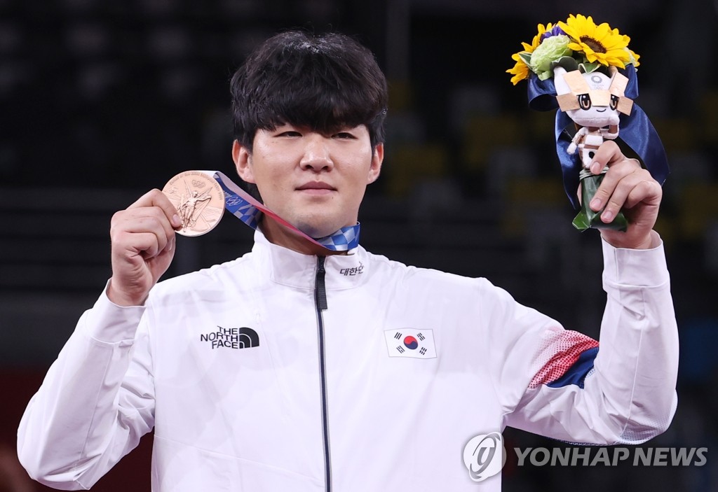 In Kyo-don of South Korea poses for a commemorative photo after winning bronze in the men's +80kg taekwondo event at the Tokyo Olympics at Makuhari Messe Hall A in Chiba, Japan, on July 27, 2021. (Yonhap)