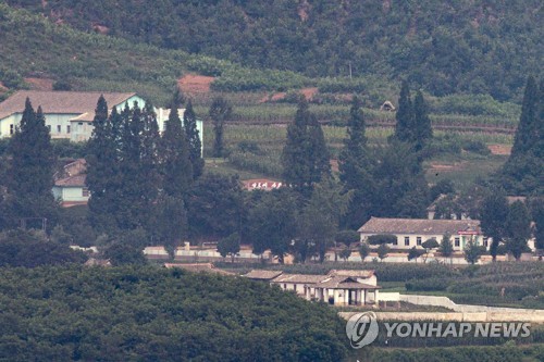 Un village nord-coréen vu de l'observatoire Odusan en Corée du Sud, le mercredi 28 juillet 2021. 
