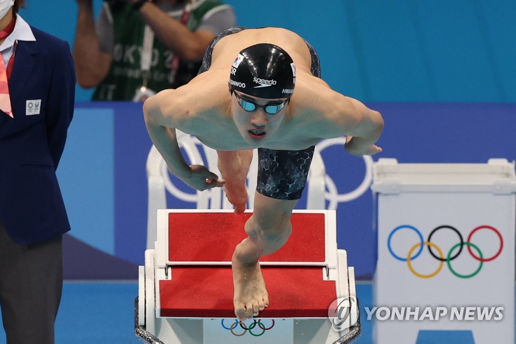 Hwang Sun-woo of South Korea jumps into the pool at Tokyo Aquatics Centre in Tokyo to start the men's 100m freestyle swimming final at the Tokyo Olympics on July 29, 2021. (Yonhap)