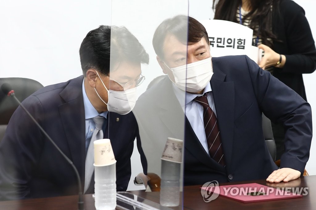 In this file photo, Yoon Suk-yeol (R), the presidential candidate of the main opposition People Power Party, speaks with Rep. Chang Je-won at the party headquarters in Seoul on July 30, 2021. (Yonhap)