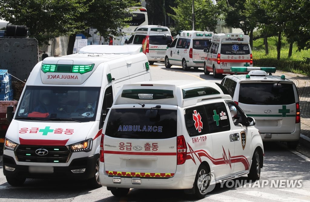 This photo, taken July 30, 2021, shows ambulances at a COVID-19 treatment center in Suwon, 46 kilometers south of Seoul. (Yonhap) 