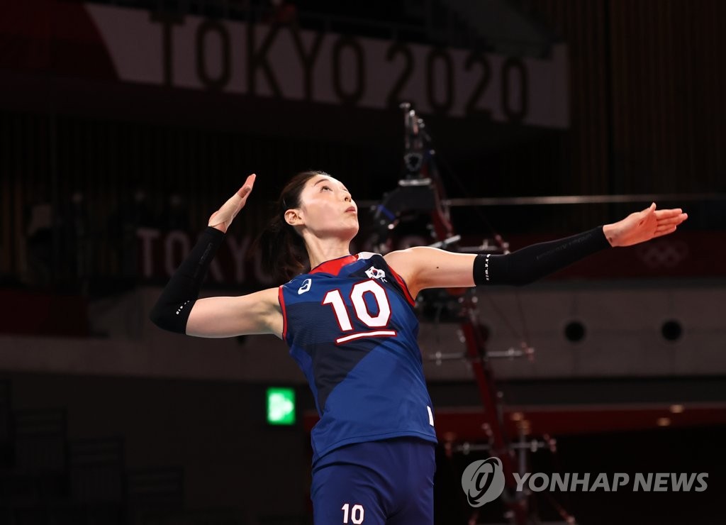 Kim Yeon-koung of South Korea is in action against Japan in a Pool A match of the Tokyo Olympic women's volleyball tournament at Ariake Arena in Tokyo on July 31, 2021. (Yonhap)
