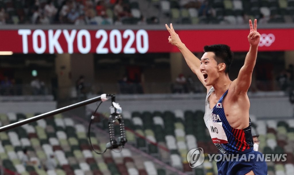 South Korean Woo Sang-hyeok reacts after clearing 2.35 meters in the finals of men's high jump in the Tokyo Olympics at Olympic Stadium in Tokyo on Aug. 1, 2021. (Yonhap)