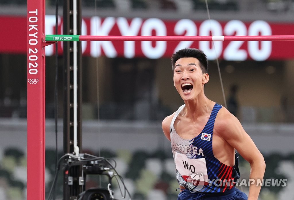 South Korean Woo Sang-hyeok celebrates after clearing 2.35 meters in the finals of men's high jump at the Tokyo Olympics at Olympic Stadium in Tokyo on Aug. 1, 2021. (Yonhap)