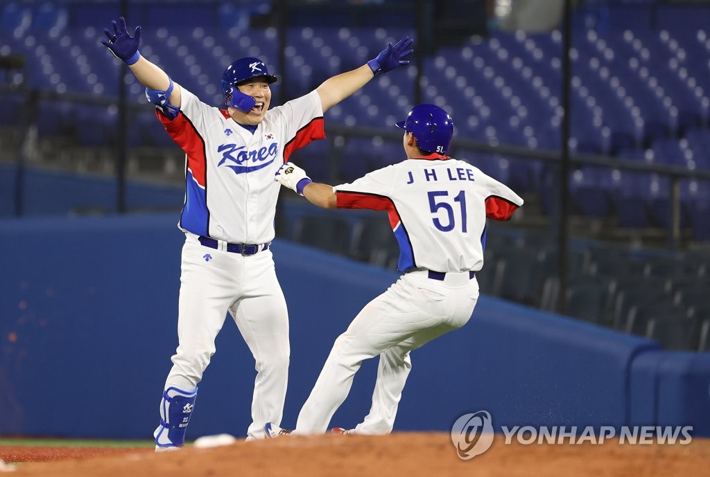Kim Hyun-soo (L) and Lee Jung-hoo of South Korea celebrate their 4-3 victory over the Dominican Republic following Kim's game-winning hit in the bottom of the ninth inning of the teams' first round game of the Tokyo Olympic baseball tournament at Yokohama Stadium in Yokohama, Japan, on Aug. 1, 2021. (Yonhap)