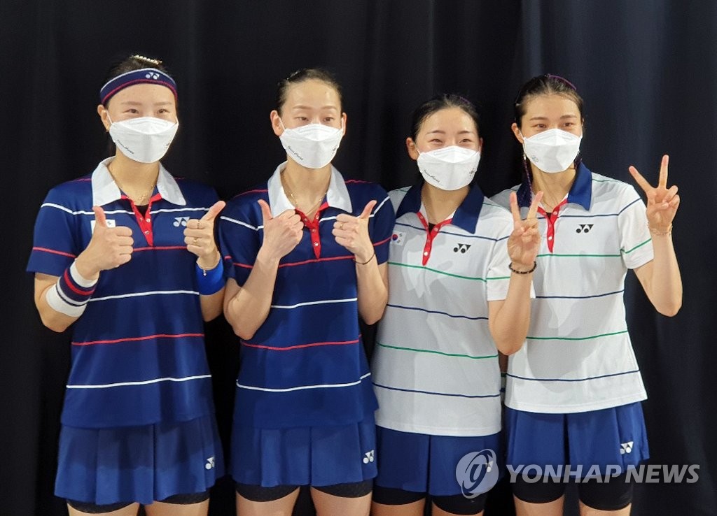 South Korean badminton players pose for a photo after the women's doubles badminton bronze medal match at the Tokyo Olympics at Musashino Forest Plaza in Tokyo on Aug. 2, 2021. From left are Shin Seung-chan, Lee So-hee, Kong Hee-yong and Kim So-yeong. (Yonhap)