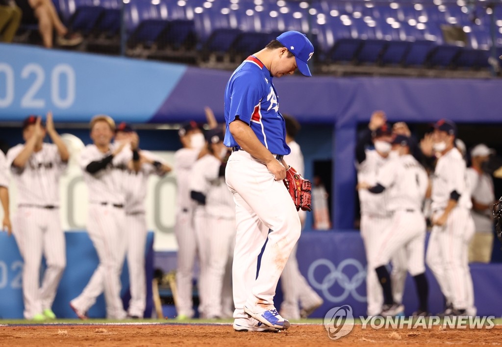 Go Woo-suk of South Korea reacts to a three-run double by Tetsuto Yamada of Japan in the bottom of the eighth inning in the semifinals of the Tokyo Olympic baseball tournament at Yokohama Stadium in Yokohama, Japan, on Aug. 4, 2021. (Yonhap)