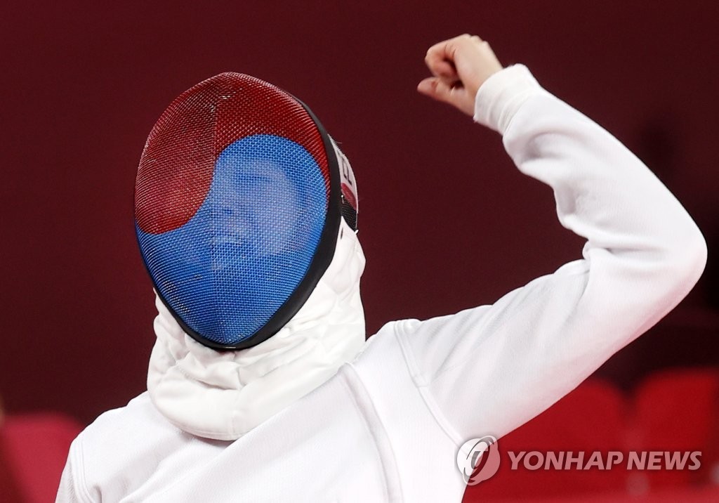 Kim Sun-woo of South Korea celebrates her point against Marcela Cuaspud of Ecuador during the fencing ranking round for the women's modern pentathlon at the Tokyo Olympics at Musashino Forest Sport Plaza in Tokyo on Aug. 5, 2021. (Yonhap)
