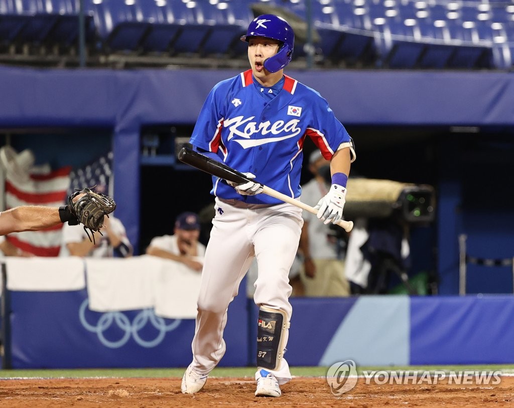 Park Kun-woo of South Korea reacts after striking out against the United States in the top of the fourth inning of the teams' semifinal game of the Tokyo Olympic baseball tournament at Yokohama Stadium in Yokohama, Japan, on Aug. 5, 2021. (Yonhap)