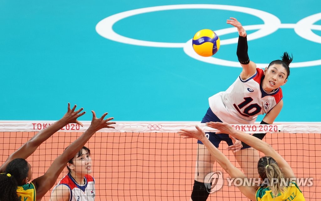 Kim Yeon-koung of South Korea (R) hits a spike against Brazil during the semifinals of the Tokyo Olympic women's volleyball tournament at Ariake Arena in Tokyo on Aug. 6, 2021. (Yonhap)