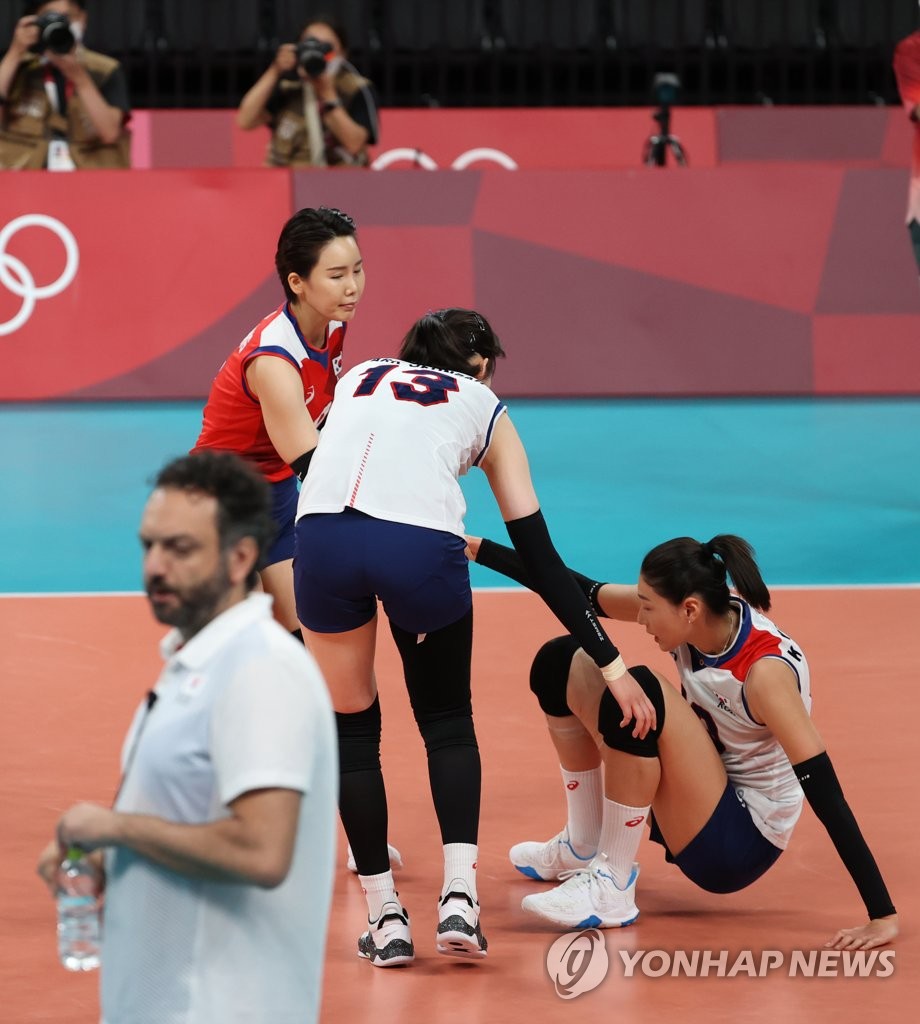 Oh Ji-young (L) and Park Jeong-ah (C) help their teammate Kim Yeon-koung up from the court during the semifinals of the Tokyo Olympic women's volleyball tournament against Brazil at Ariake Arena in Tokyo on Aug. 6, 2021. (Yonhap)