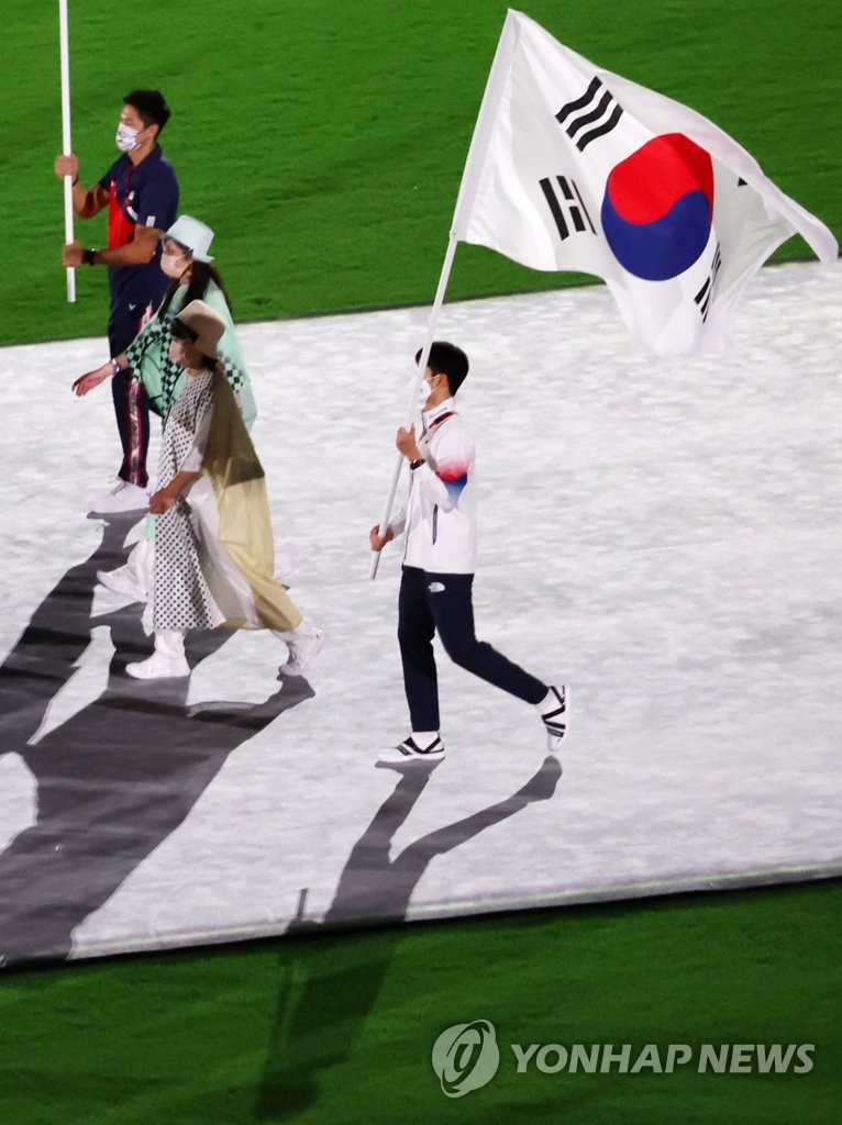 South Korean modern pentathlon bronze medalist Jun Woong-tae carries the national flag, "Taegeukgi," during the closing ceremony of the Tokyo Olympics at the National Stadium in Tokyo on Aug. 8, 2021. (Yonhap) 