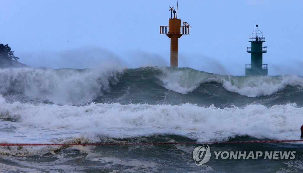 Big wave off east coast Yonhap News Agency
