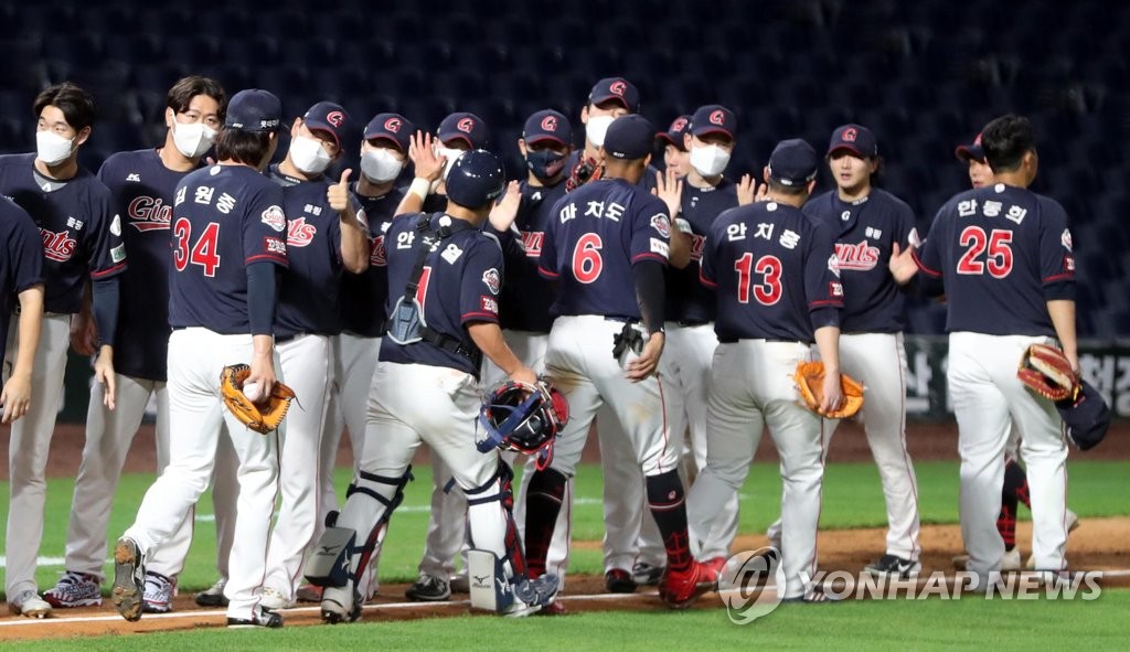 Lotte Giants' players celebrate their 5-2 win over the NC Dinos in their Korea Baseball Organization regular season game at Changwon NC Park in Changwon, 400 kilometers southeast of Seoul, on Aug. 10, 2021. (Yonhap)