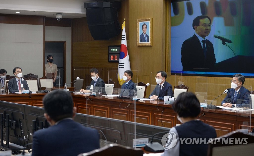 제8회 방위산업발전협의회에서 발언하는 문승욱 장관