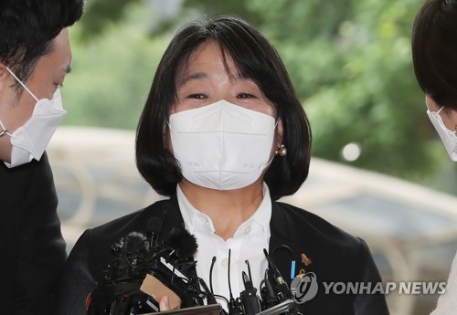 地裁を訪れ、報道陣の質問を受ける尹被告＝１１日、ソウル（聯合ニュース）