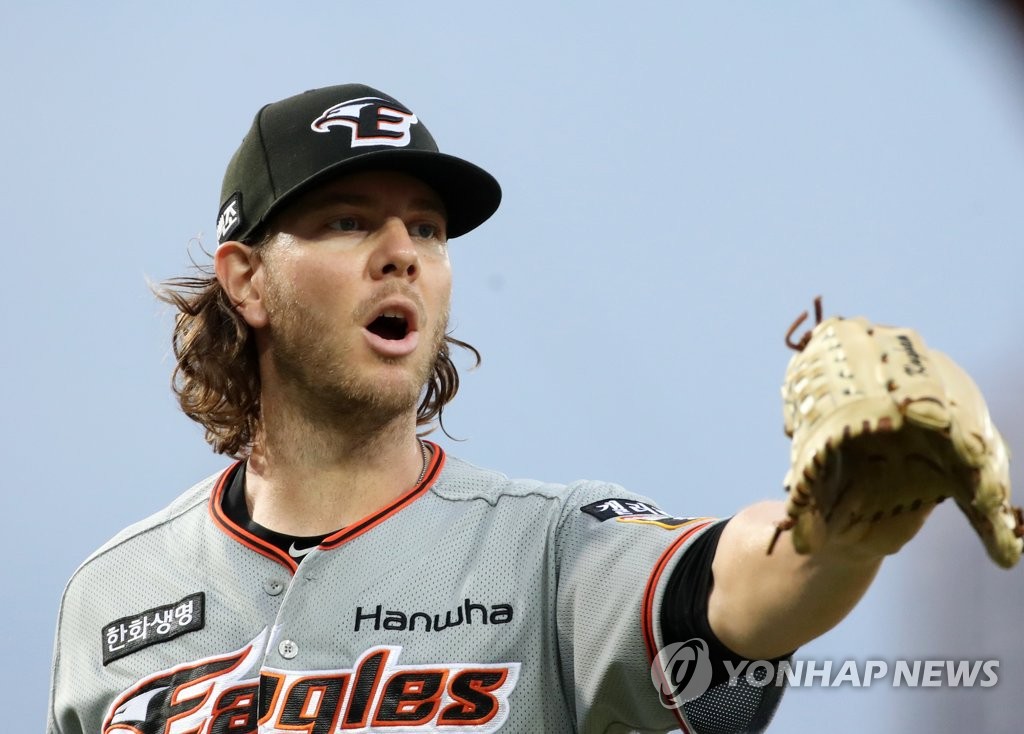 In this file photo from Aug. 11, 2021, Hanwha Eagles' starter Nick Kingham acknowledges his second baseman Lee Do-yun after Lee caught a foul fly against the Kia Tigers in the bottom of the third inning of a Korea Baseball Organization regular season game at Gwangju-Kia Champions Field in Gwangju, some 330 kilometers south of Seoul. (Yonhap)
