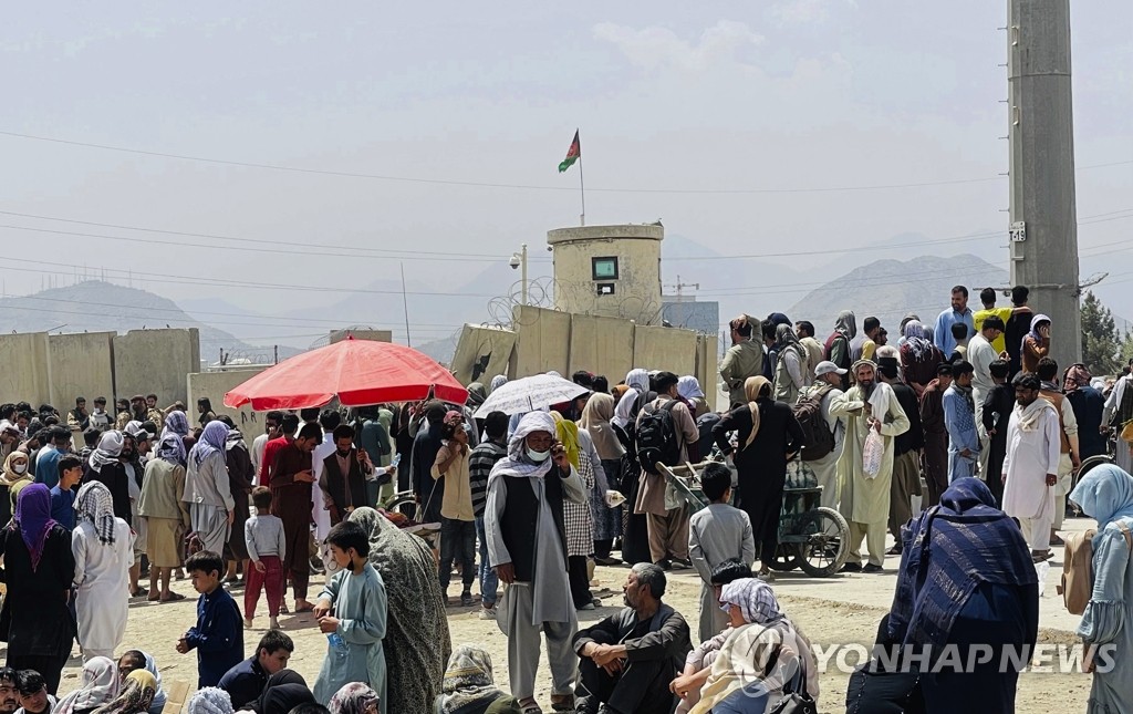 '탈레반 공포'에 공항 외곽에 모인 아프간 주민들