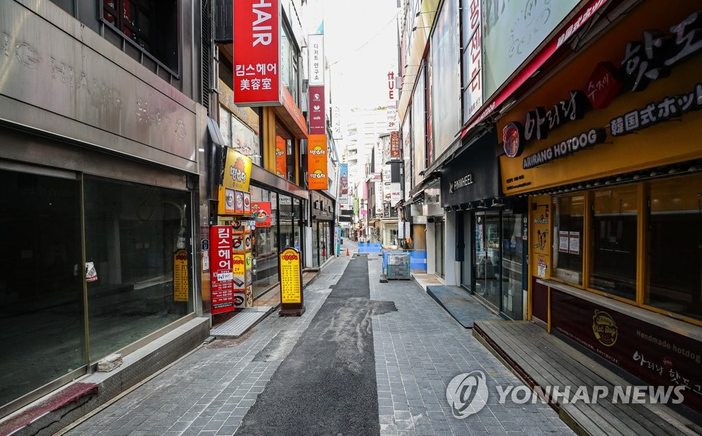 This photo, taken Aug. 20, 2021, shows closed shops on a side street of the shopping district of Myeongdong in downtown Seoul amid the pandemic. (Yonhap)
