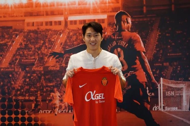 South Korean midfielder Lee Kang-in poses with his new uniform for RCD Mallorca after signing a four-year deal with the Spanish club, in this photo captured from RCD Mallorca's website on Aug. 30, 2021. (PHOTO NOT FOR SALE) (Yonhap)