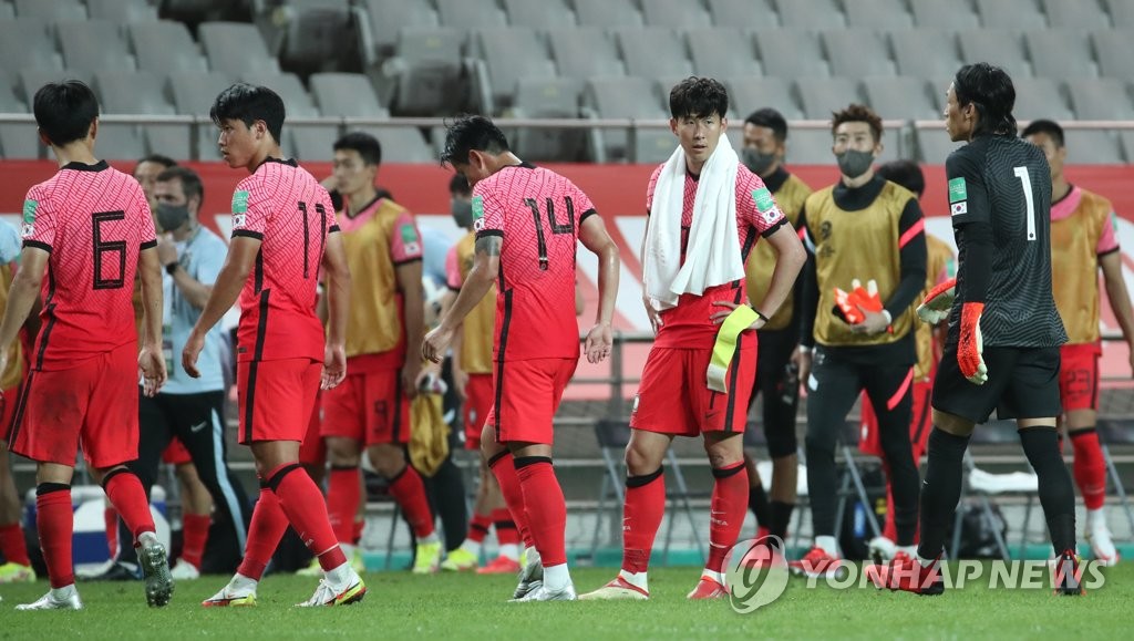 South Korean players leave the field after a scoreless draw against Iraq in the teams' Group A match in the final Asian qualifying round for the 2022 FIFA World Cup at Seoul World Cup Stadium in Seoul on Sept. 2, 2021. (Yonhap)
