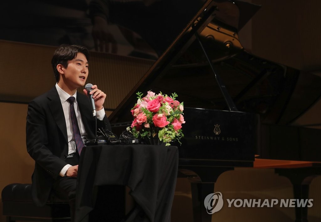 South Korean pianist Cho Seong-jin speaks in a press conference in Seoul on Sept. 3, 2021. (Yonhap)