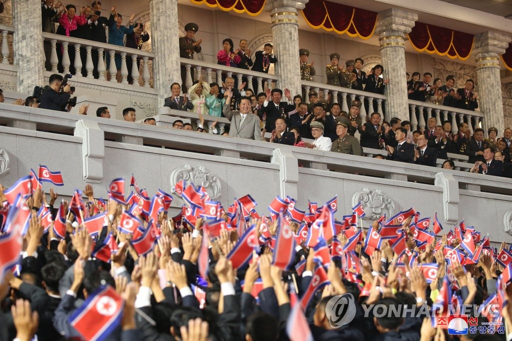 (جديد) الزعيم الكوري الشمالي يحضر العرض العسكري بمناسبة يوم تأسيس الدولة بدون إلقاء خطاب - 7