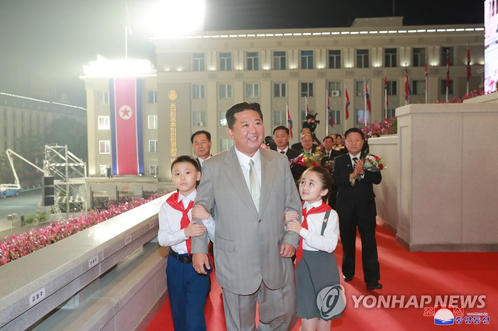 La foto, proporcionada por la Agencia Central de Noticias de Corea del Norte (KCNA, según sus siglas en inglés), muestra al presidente del Comité de Asuntos de Estado norcoreano, Kim Jong-un (centro), el 9 de septiembre de 2021, acompañado por niños, participando en un desfile militar en la plaza de Kim Il-sung, en Pyongyang, para celebrar el 73er. aniversario de la fundación del país. (Uso exclusivo dentro de Corea del Sur. Prohibida su distribución parcial o total)
