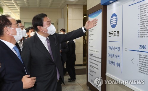 후보 시절 교총 방문한 윤석열 대통령 당선인