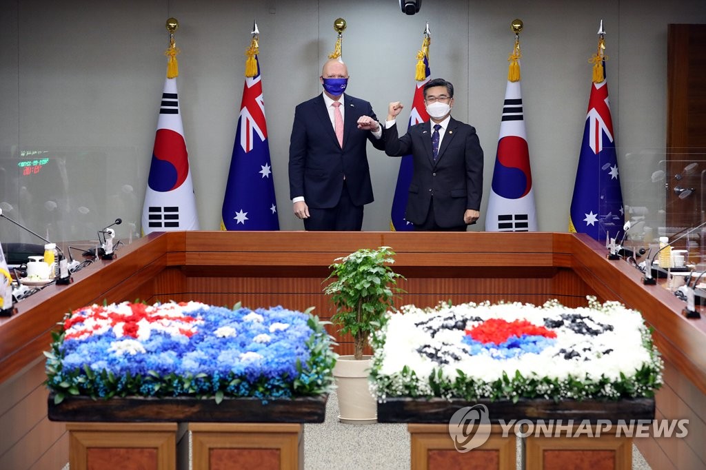 La foto, proporcionada por el Ministerio de Defensa de Corea del Sur, muestra a su ministro, Suh Wook (dcha.), posando para una foto, el 13 de septiembre de 2021, con su homólogo australiano, Peter Craig Dutton, previo a sus diálogos bilaterales, en Seúl. (Prohibida su reventa y archivo)