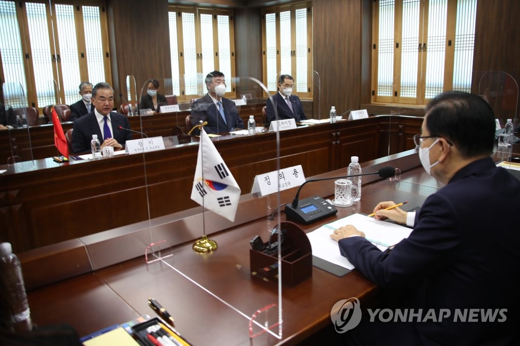 La réunion bilatérale entre les ministres des Affaires étrangères de la Corée du Sud, Chung Eui-yong (à dr.) et de la Chine, Wang Yi, se déroule au ministère des Affaires étrangères à Séoul le mercredi 15 septembre 2021. 