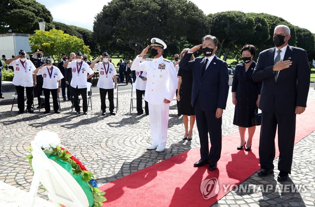South Korean President Moon Jae-in (2nd from R, front) pays tribute to war dead at the National Memorial Cemetery of the Pacific in Hawaii on Sept. 22, 2021. (Yonhap)