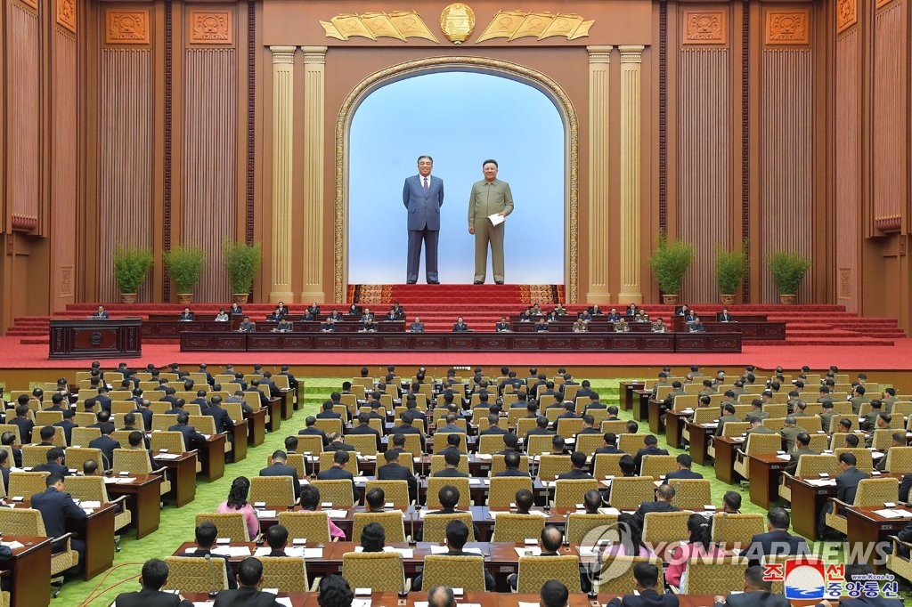 La foto, publicada, el 29 de septiembre de 2021, por la Agencia Central de Noticias de Corea del Norte (KCNA, según sus siglas en inglés), muestra la quinta sesión de la 14ª Asamblea Popular Suprema de Corea del Norte, celebrada el día anterior, en la Sala de la Asamblea Mansudae, en Pyongyang. (Uso exclusivo dentro de Corea del Sur. Prohibida su distribución parcial o total) 