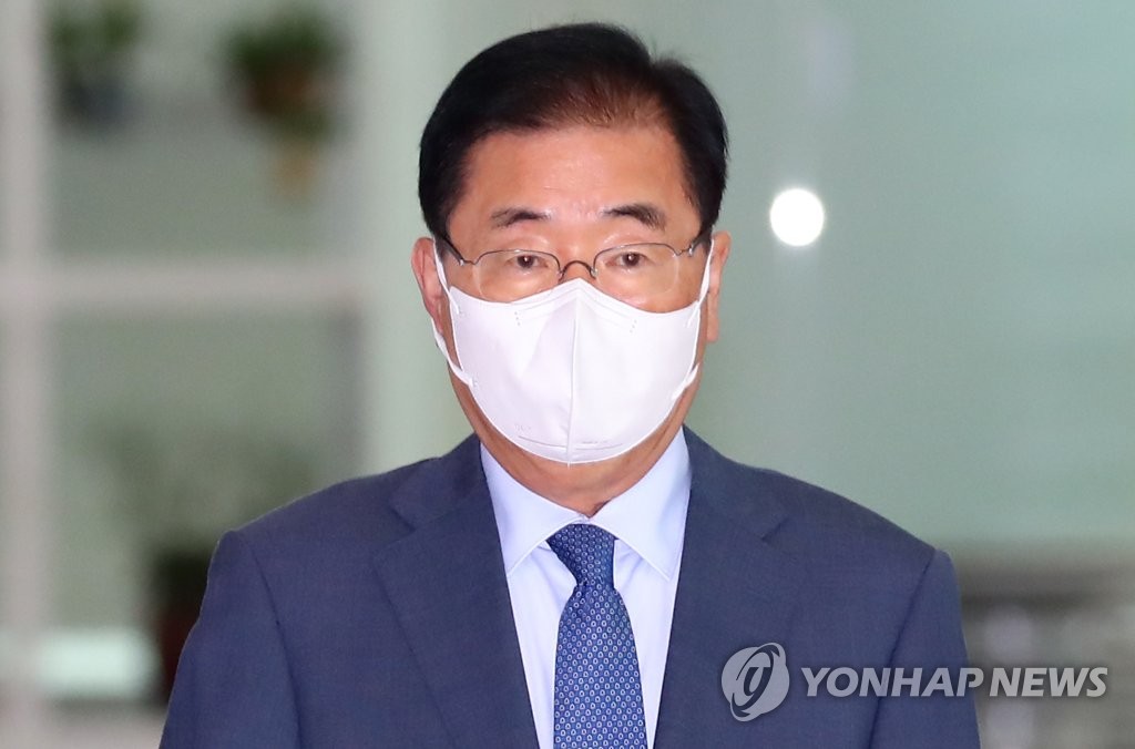 Foreign Minister Chung Eui-yong arrives at Incheon International Airport, west of Seoul, in this file photo taken on Oct. 4, 2021. (Yonhap)