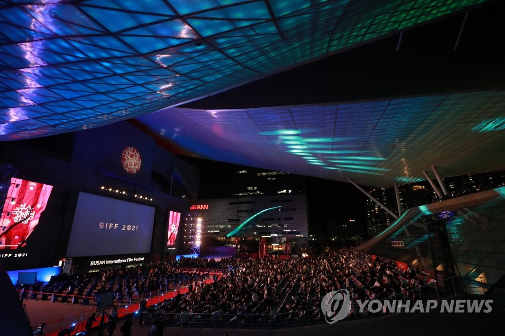 開会式が行われた「映画の殿堂」の野外劇場＝６日、釜山（聯合ニュース）