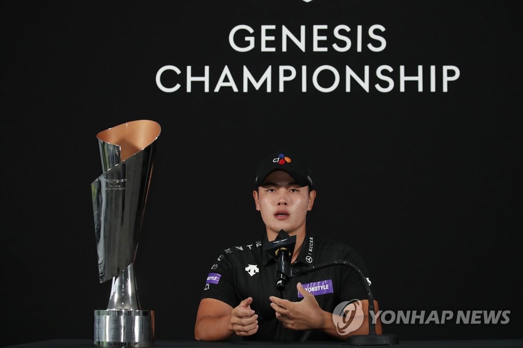 인터뷰하는 이재경