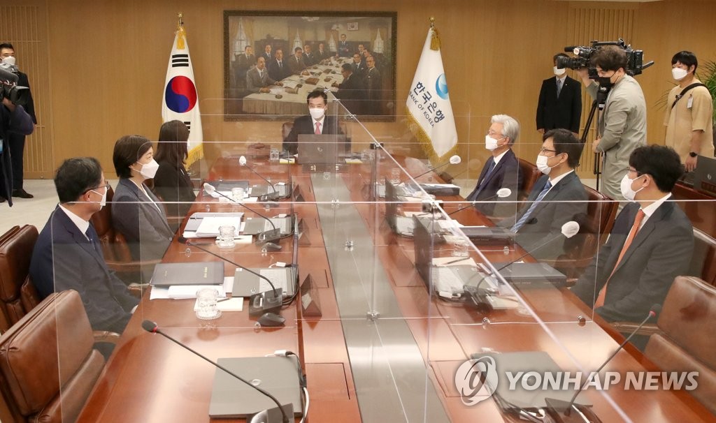 Le gouverneur de la Banque de Corée (BOK), Lee Ju-yeol, préside une réunion du Comité de politique monétaire de la banque centrale, le mardi 12 octobre 2021, pour établir le taux d'intérêt directeur du mois, au siège de la BOK, dans le centre de Séoul. (Photo fournie par la BOK. Revente et archivage interdits)