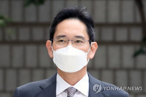 '프로포폴 불법투약' 이재용 부회장 재판 출석