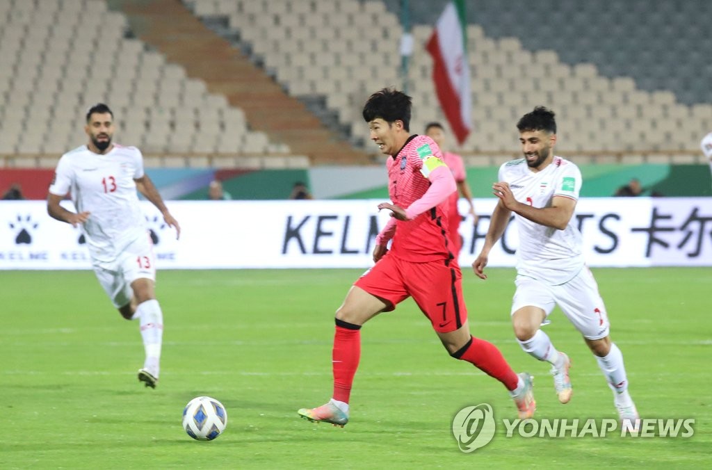 Son Heung-min of South Korea (C) takes a shot against Iran during the teams' Group A match in the final Asian qualifying round for the 2022 FIFA World Cup at Azadi Stadium in Tehran on Oct. 12, 2021. (Yonhap)