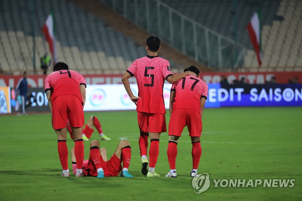 South Korean players react to their 1-1 draw against Iran in the teams' Group A match in the final Asian qualifying round for the 2022 FIFA World Cup at Azadi Stadium in Tehran on Oct. 12, 2021. (Yonhap)