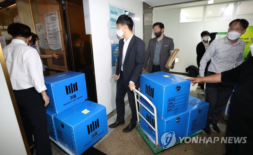 Investigators from the Seoul Central District Prosecutors Office carry boxes containing items they seized during a search of Seongnam City Hall in Seongnam, south of Seoul, on Oct. 15, 2021, as part of an investigation into a land development scandal. (Yonhap)