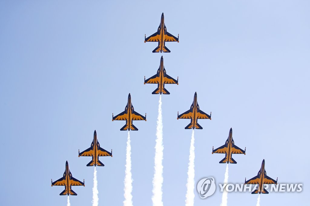 Black Eagles, South Korean Air Force's acrobatic flight team, performs an air show at Seoul Air Base, located just south of Seoul, on Oct. 18, 2021, ahead of the official opening of the Seoul International Aerospace & Defense Exhibition (ADEX). (Yonhap)