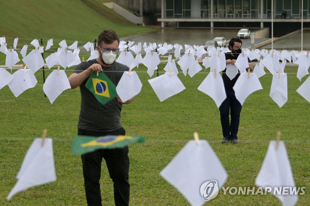 ′추모의 흰 스카프′…브라질 코로나19 일평균사망 300명대 ′진정세′ 