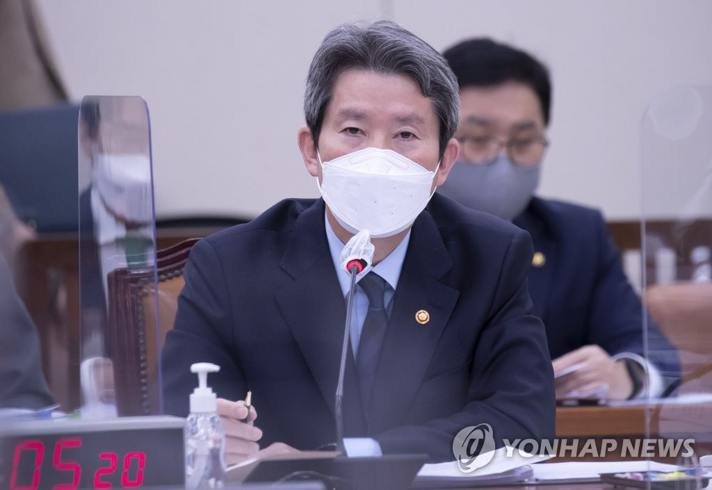 This photo, taken on Oct. 21, 2021, shows Unification Minister Lee In-young speaking during a parliamentary audit at the National Assembly in Seoul. (Pool photo) (Yonhap)