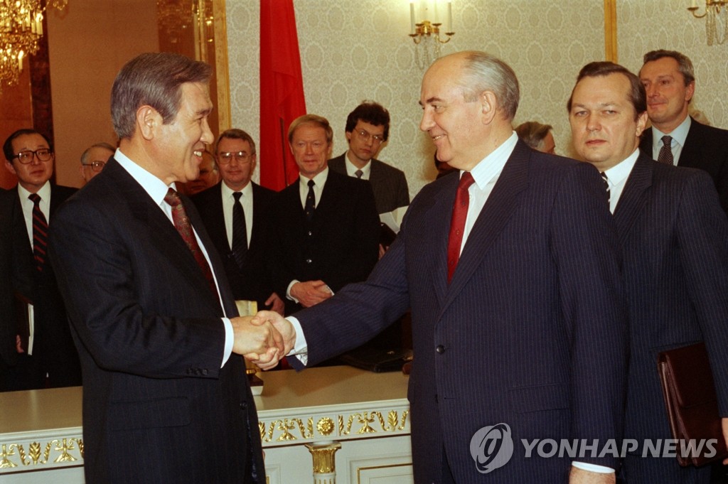 This file photo dated Dec. 14, 1990, shows South Korean President Roh Tae-woo (L) shaking hands with Soviet President Mikhail Gorbachev prior to their summit talks at the Kremlin in Moscow. (Yonhap)