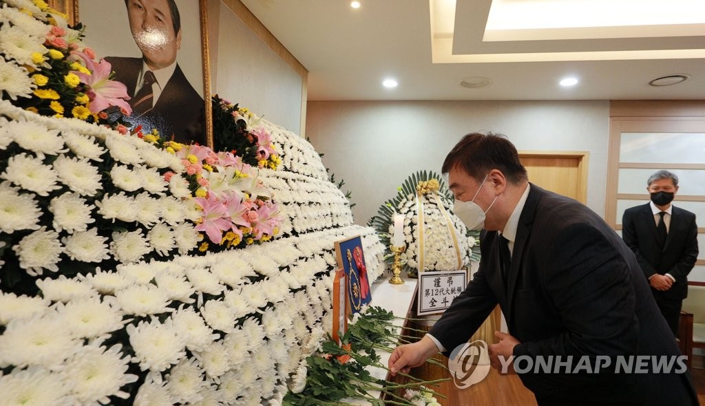 Chinese Amb. Xing pays tribute to ex-President Roh